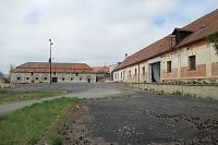 Zámek Hořelice - vzadu západní (přestavěná) a severní část (bývalý pivovar)