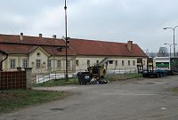 Zámek Hořelice - jižní část s hospodářským dvorem