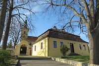 Loděnice - kostel sv. Václava s farou