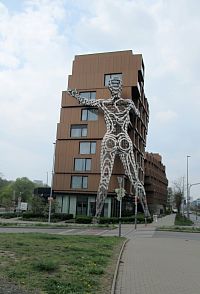 Bytový dům Fragment a Lilith, která ho objímá