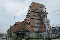 Bytový dům Fragment a Lilith, která ho objímá