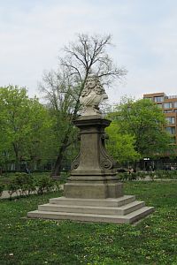 Sudkovy sady - pomník s bustou Petra Strozziho