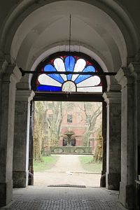 Invalidovna - pohled na nádvoří s kašnou