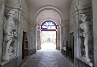 Invalidovna -  plastiky generálů Matyáše Gallase a Bianchiniho ve vestibulu