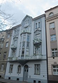 Karlín, u levého domu je vidět, kam sahala voda při povodni 2002