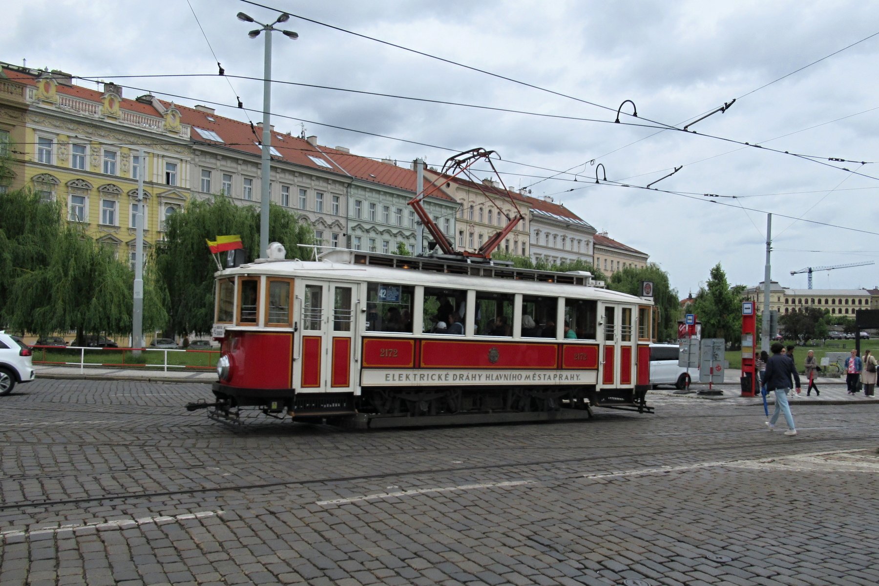 Praha - procházky městem - 2. den - cca 6 km: Staré zámecké schody, Pražský hrad, Nerudova ul., pivovar Mikuláš, zahrady Na valech, Hartigovská, Rajská, Lederburská, Pálffyovská, Kolovratská, Malá Fürstenberská; pivovar Kolkovna