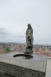 Kašna s raně barokní sochou Herkula