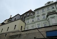 Kostel všech svatých, vpravo je vidět Rožmberský palác