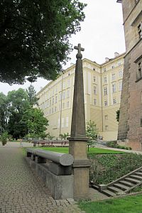 Obelisk před Starým palácem