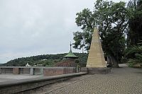 Plečnikova vyhlídka s dalším obeliskem