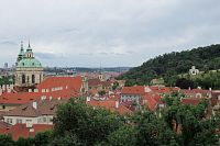 Chrám sv. Mikuláše na Malé Straně z Plečnikovy vyhlídky