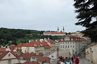 Naproti jsou Radnické schody k Hradčanské radnici