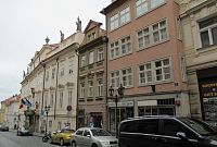 Nerudova ulice - dole je Morzinský palác