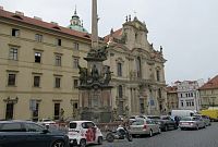Malostranské náměstí - barokní sloup Nejsvětější Trojice s kostelem sv. Mikuláše