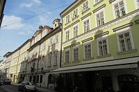 Pohled z Malostranského náměstí do Tomášské ulice