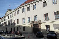 Sněmovní ulice – dům s pamětní deskou samostatnosti Československa