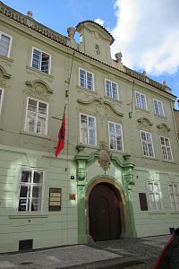Sněmovní ulice - velvyslanectví Albánské republiky