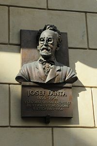 Pamětní deska Josefa Fanty na hotelu
