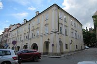 Valdštenské nám. - Aueršperský palác je součástí bloku, který využívá Parlament ČR