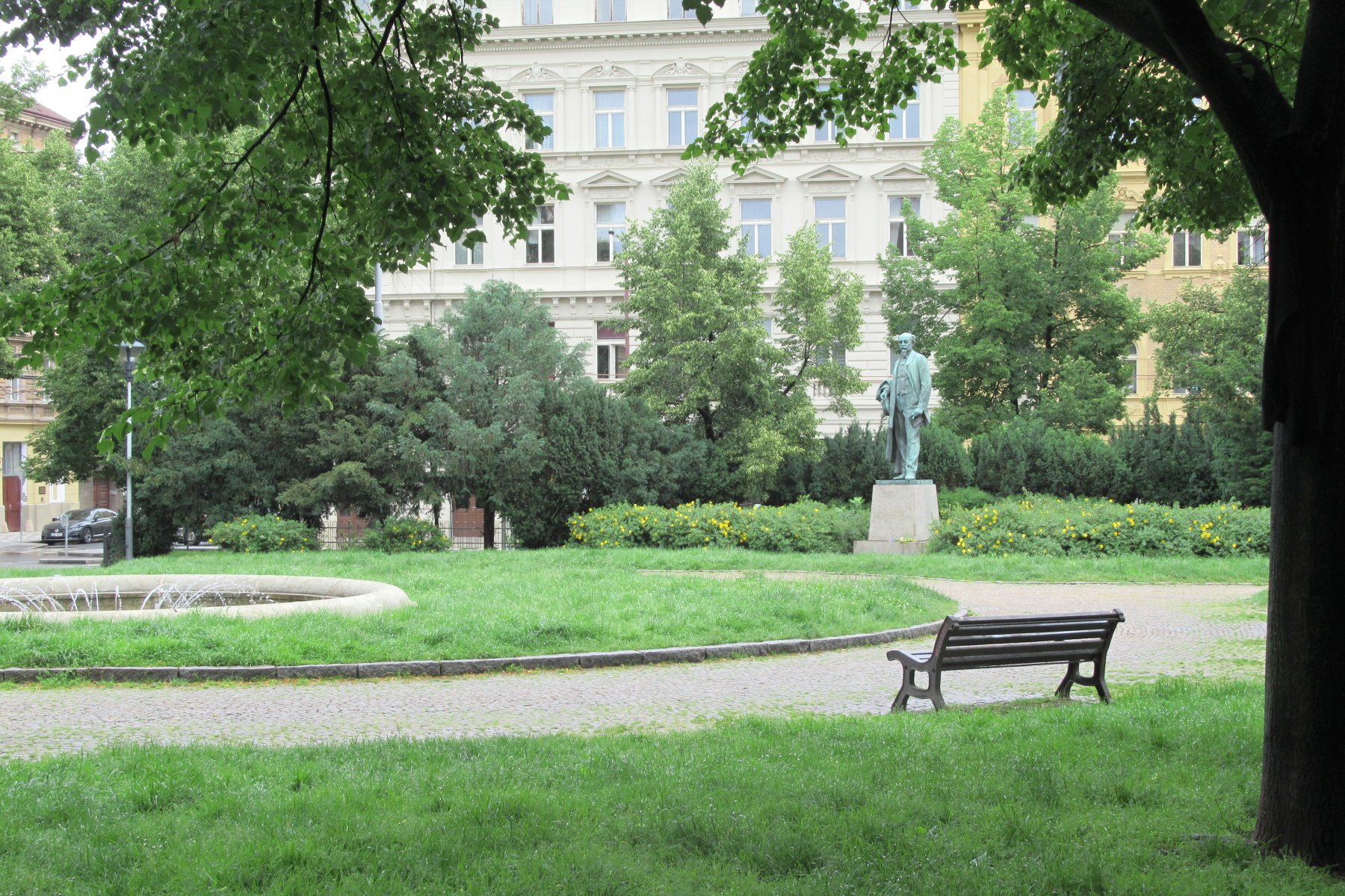 Praha - procházky městem - 4. den – dopoledne: Nové Město - Šítkovská vodárenská věž, budova Mánes, Slovanský ostrov (palác Žofín a historický vláček); Staré Město - Střelecký ostrov; Nové Město - pivovar Šohajka