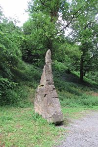 Kamenná plastika Pyramidální trpaslík