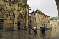 III. hradní nádvoří s katedrálou sv. Víta a Starým probošstvím