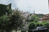Z Jánské ulice ještě vidíme rozhlednu na Petříně