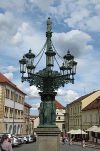 Loretánská ulice - historický kandelábr pouličního osvětlení