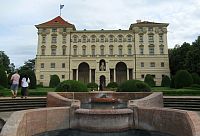 Zahrada Černínského paláce -  kaskádová fontána a Černínský palác