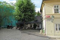 Černínská ulička - občerstvení U Raka