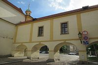 Nadzemní průchod z kostela k Loretě