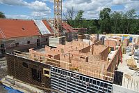 V usedlosti Cibulka se mohutně staví
