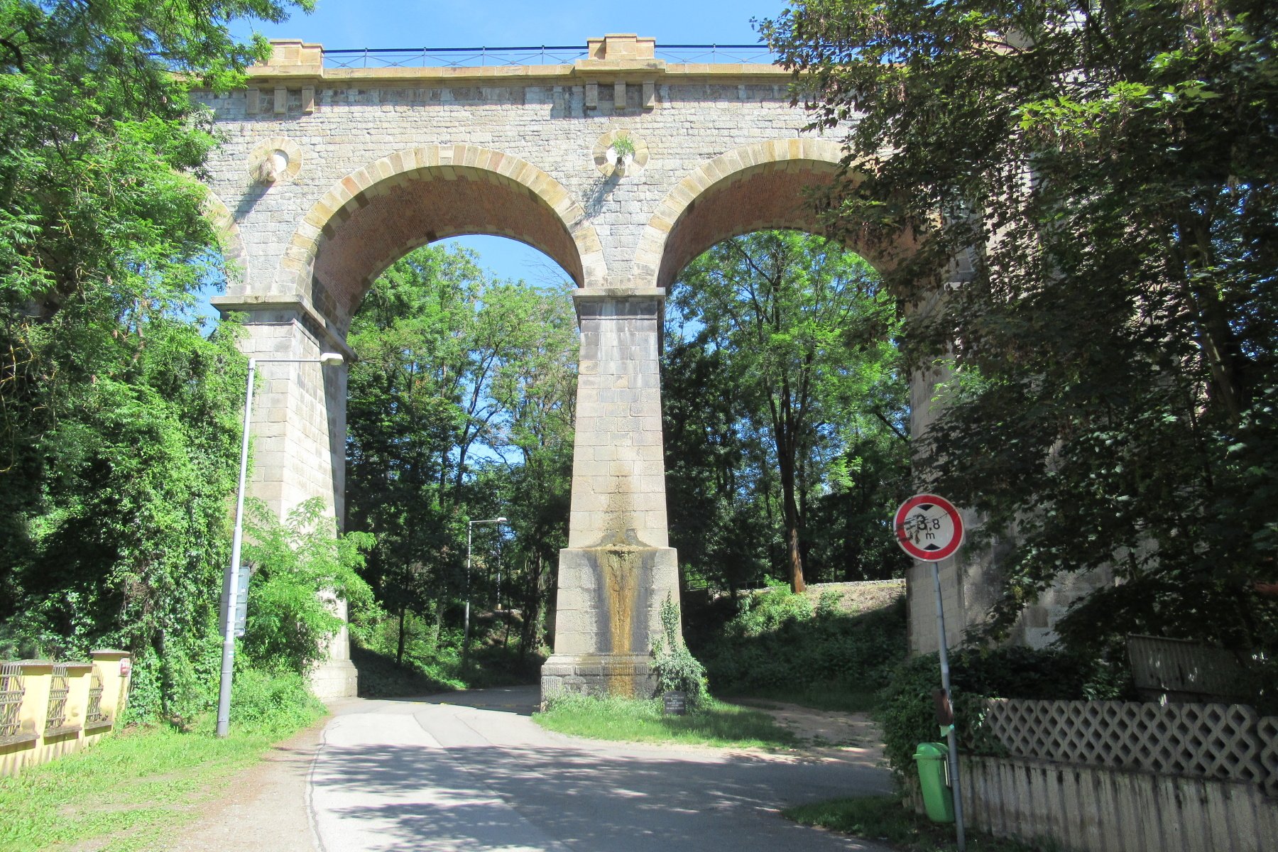 Praha - procházky městem - 7. den – Hlubočepy - cca 5 km: Raudnitzův dům - Hansfalkovský dvůr - 2 viadukty - PR Prokopské údolí - část NS Údolím Dalejského potoka (lom u jezírka, bývalý kostel sv. Prokopa, Prokopský lom) – pivovar Prokopák
