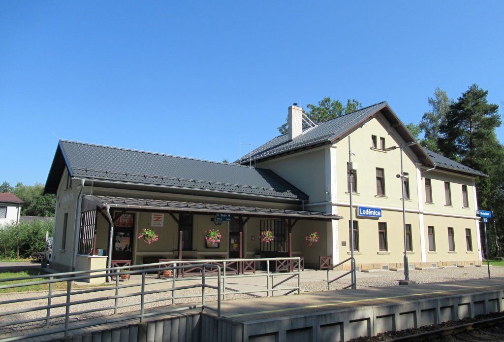 Vintířova stezka - 4. trasa: Loděnice – Vráž (kostel sv.Bartoloměje) Svatý Jan pod Skalou (Kozí hřbet, kaple sv.Ivana, Povýšení svatého Kříže, klášter benediktinů, hrobka rodiny Bergerů) - Beroun (pivovar Berounský medvěd)