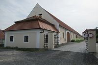 Vchod do areálu Dvora Všerad