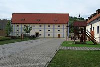 Na nádvoří - v sýpce je galerie a muzeum