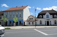 Mírové náměstí - Hlasův domeček je ten nejmenší domek uprostřed