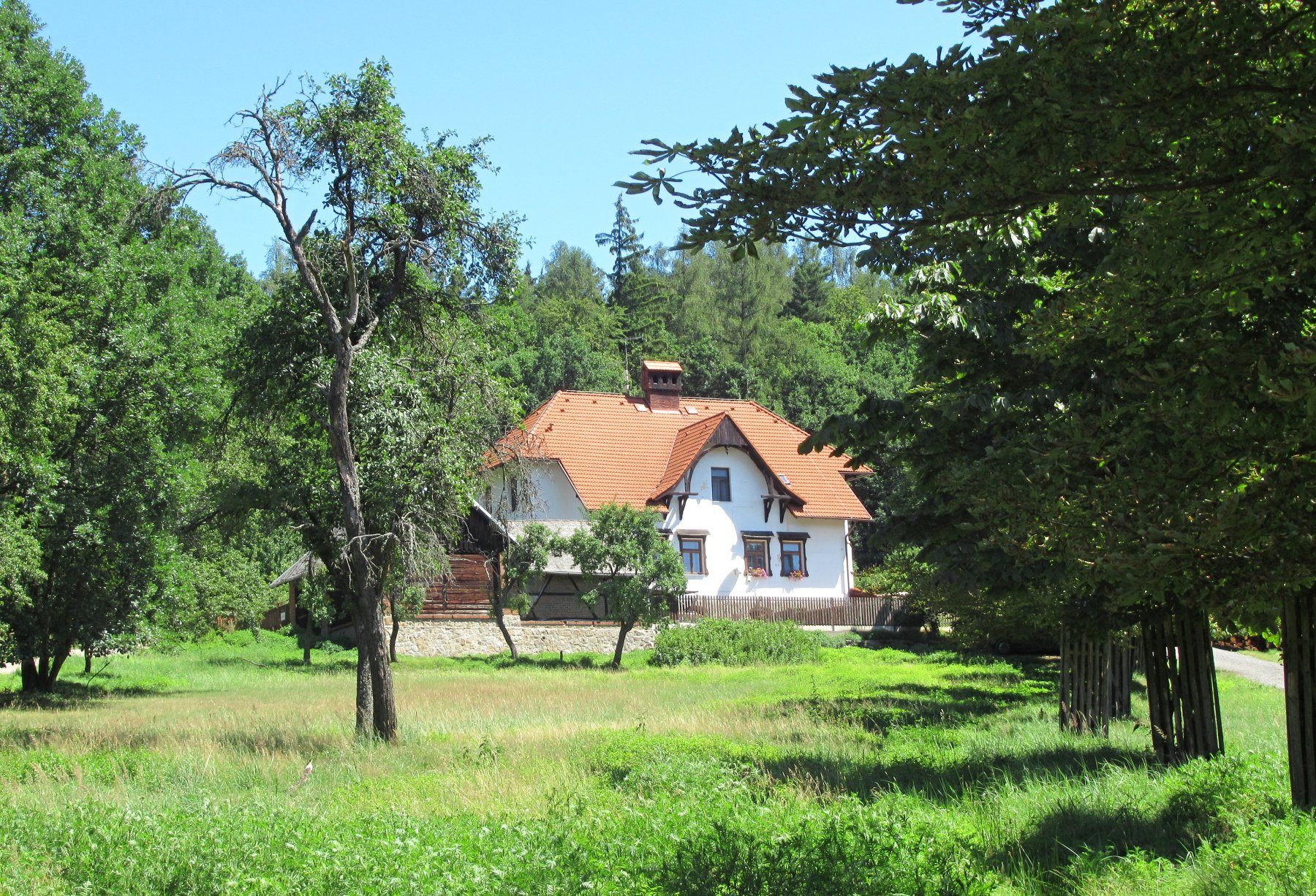 Vintířova stezka - 6. trasa – 12 km: Všeradice - Nové Dvory (kaple) - Osov (kostel Narození sv. Jana Křtitele, zámek) - Skřipel (kostel sv. Šimona a Judy, Švédské šance, Kaštanová alej) - Velký Chlumec (kaple sv. Ludmily) – Dobříš; rybník Loužek