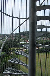 Venkovní kovové točité schodiště z pororoštů na vyhlídkovou plošinu