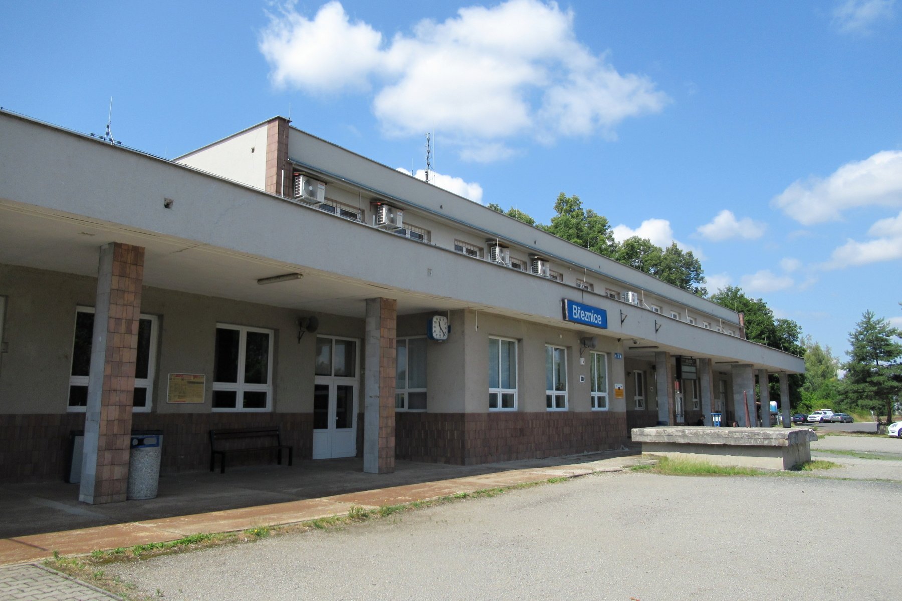Vintířova stezka - 11. trasa – 9 km: Tochovice (muzeum U Kolejí, kostel sv.Martina, zámek) - Březnice (morový sloup, kaple sv.Josefa) a městská památková zóna (zámek, klášter s kostelem sv.Ignáce a sv.Františka, kamenný most, synagoga), pivovar Herold
