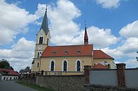 Tochovice - kostel sv. Martina - tady jsou vidět všechny 3 druhy hřitovní hradby