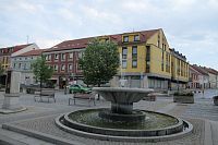 Březnice - Náměstí - kašna a meteorologický sloupek