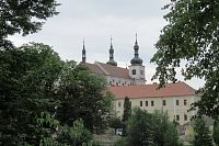 Březnice - pohled na kostel s klášterem nás opět láká