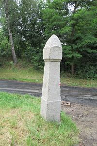 Březnice - historický kamenný rozcestník
