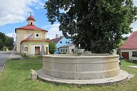 Kamenice - kaple sv. Anny s kamennou kašnou