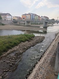 Po obědě jdeme domů - potok Strhanec se vlévá do Bečvy