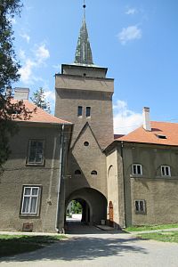 Touto bránou opouštíme zámecká areál