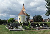 Kostel sv. Jiří s vysokou věží je na hřbitově