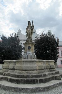 Náměstí - kašna se sochou Václava