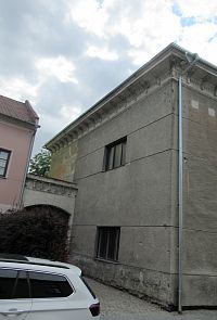 Förchtgottova ulice č. 8 - vdovské sídlo tovačovských šlechtičen se zajímavým ozdobným pásem pod střechou